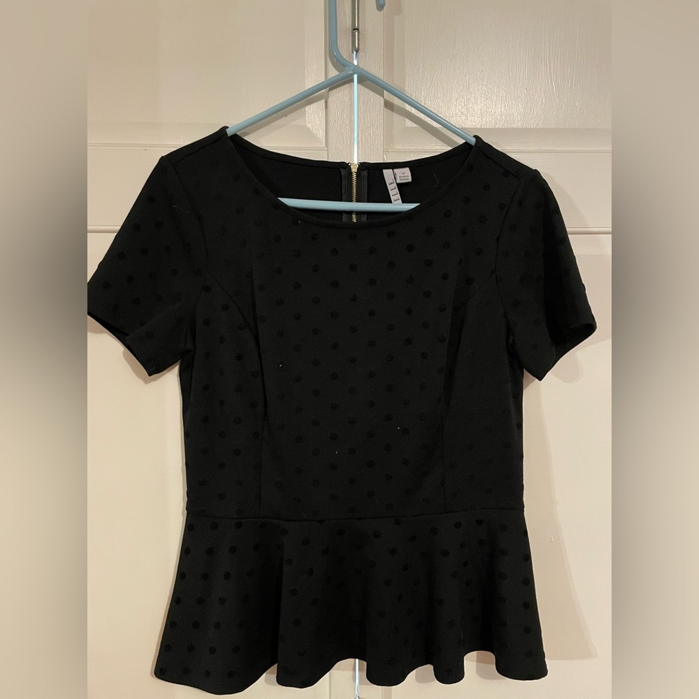 Elle black top with dots, zip in the back and sinches at the waist